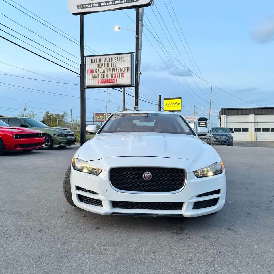 2018 Jaguar XE thumbnail 3