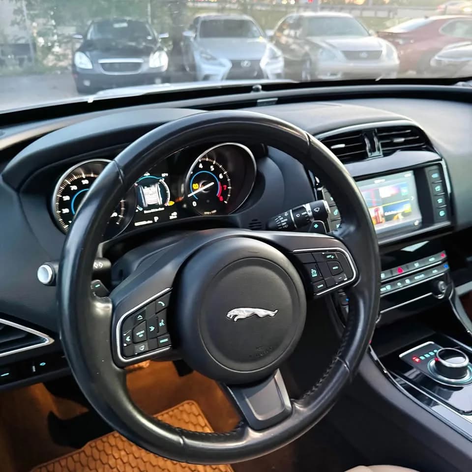 2018 Jaguar XE thumbnail 16