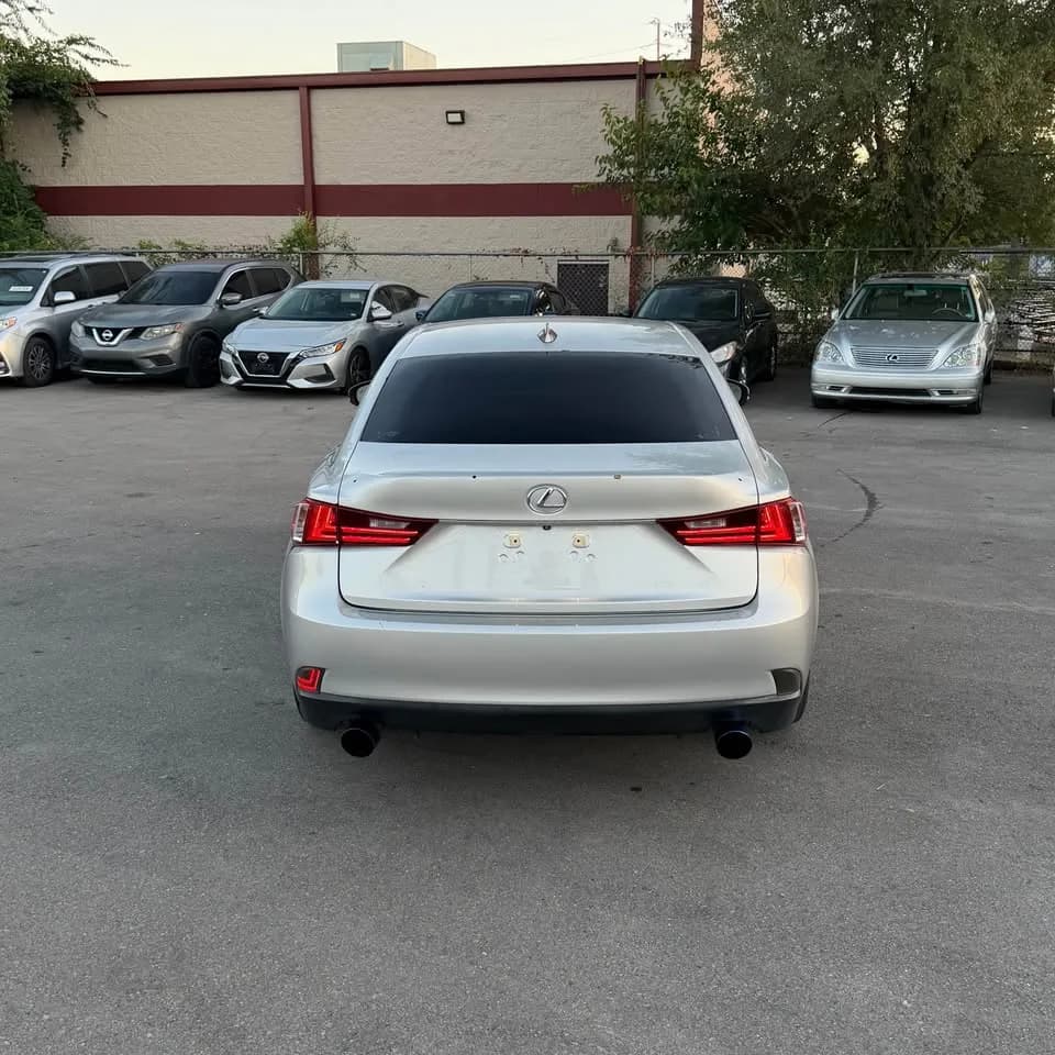 2016 Lexus IS 200T thumbnail 4