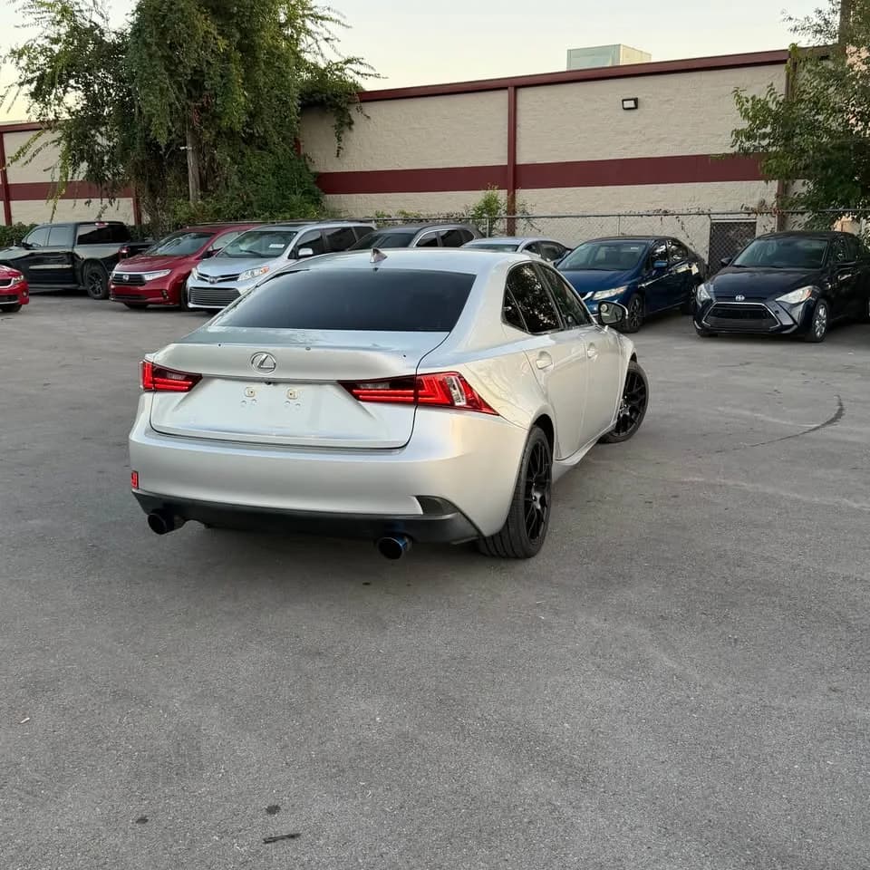 2016 Lexus IS 200T thumbnail 5