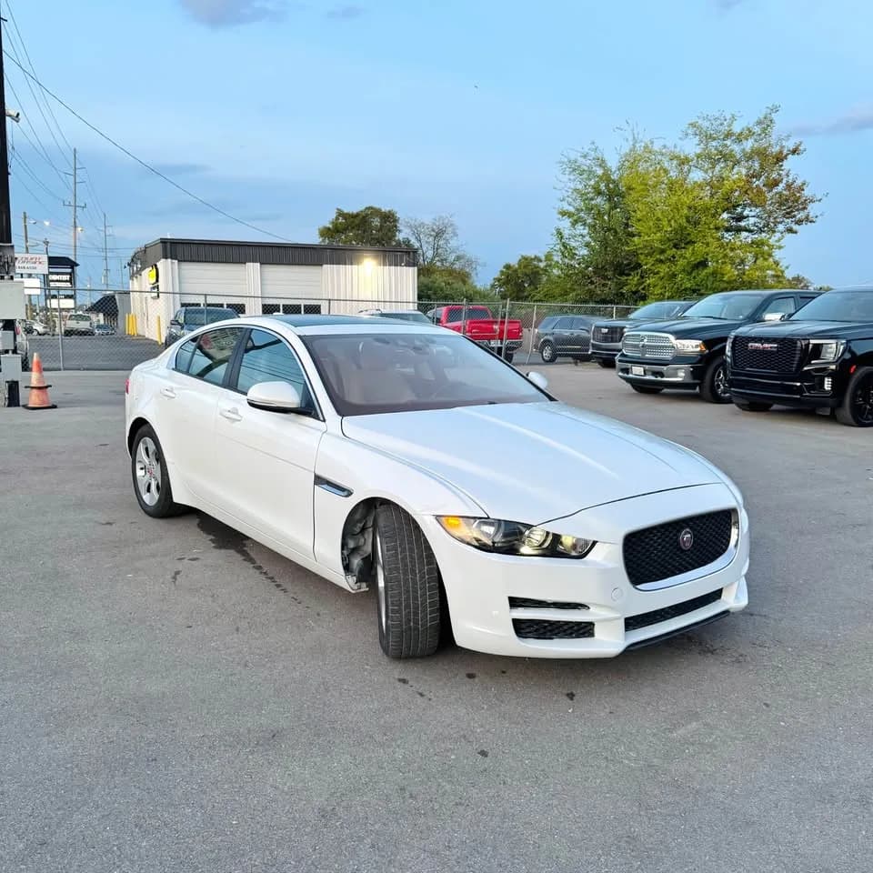 2018 Jaguar XE thumbnail 4