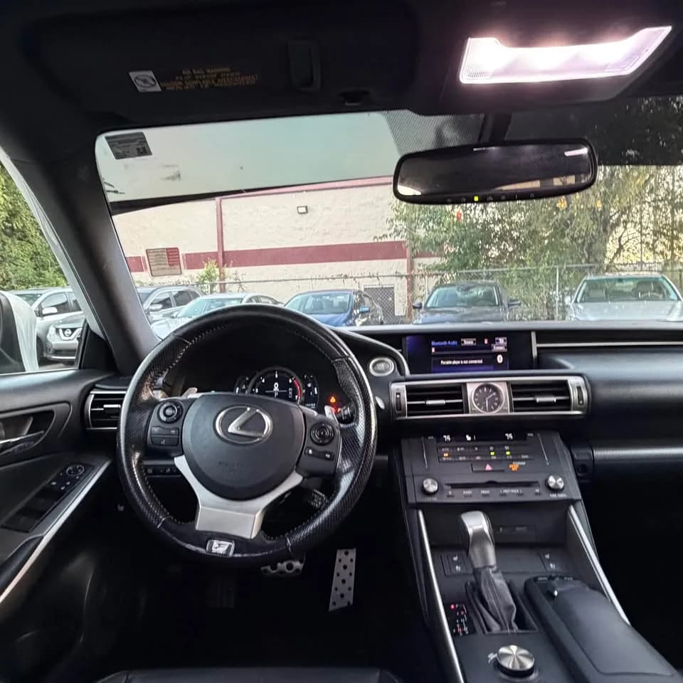 2016 Lexus IS 200T thumbnail 9